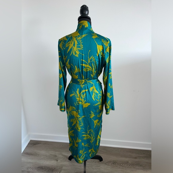 Satin Robe S/M - Picture 3 of 3